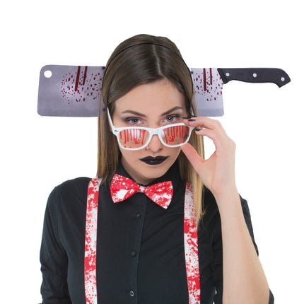 Diadeem nep bijl door hoofd gedragen door vrouw, zilvergrijs hakmes met bloedspatten voor Halloween