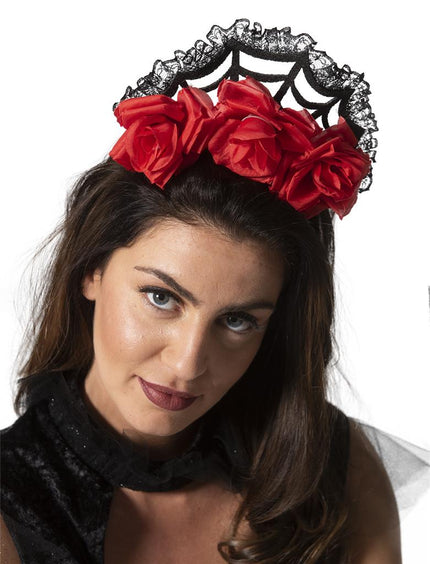Diadeem met roosjes met rode stoffen rozen en zwart kanten spinnenweb, gedragen voor Halloween