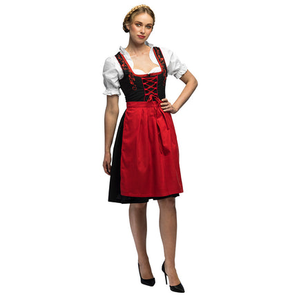 Dirndl Frau Fischer met zwarte jurk, rode geplooide schort en wit topje, voor Oktoberfest