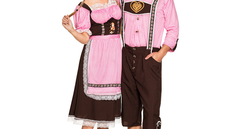 Dirndl Frau Schmidt met roze ruitpatroon en bruine rok, gedragen naast een tirolerbroek op Oktoberfest