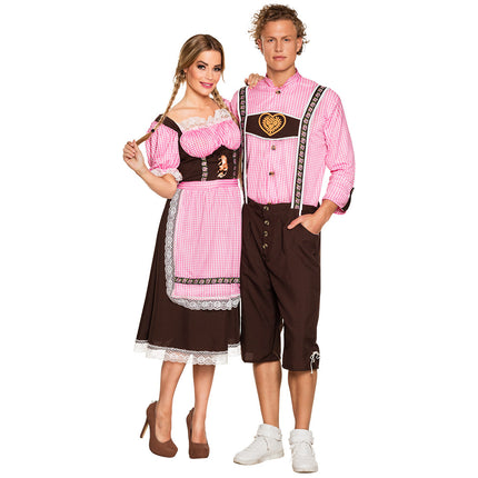 Dirndl Frau Schmidt met roze ruitpatroon en bruine rok, gedragen naast een tirolerbroek op Oktoberfest