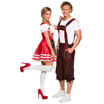 Dirndl Helena rood met witte kniekousen, gecombineerd tot een Oktoberfest-look voor twee