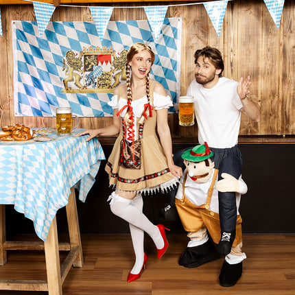 Dirndl jurk Helena in Beierse setting met bierpul en pretzels tijdens Oktoberfest