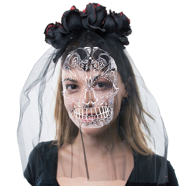 Doodsbruid hoofdband gecombineerd met witte doodshoofdschmink voor een Day of the Dead-look