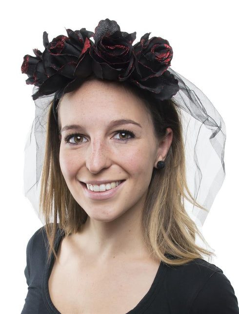 Doodsbruid hoofdband met zwarte rozen en rode glitterranden, gedragen met zwarte tule sluier voor Halloween