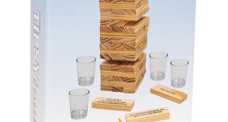 Drankspel drinking tower van Boland met gestapelde houten blokken en vier glazen borrelglaasjes