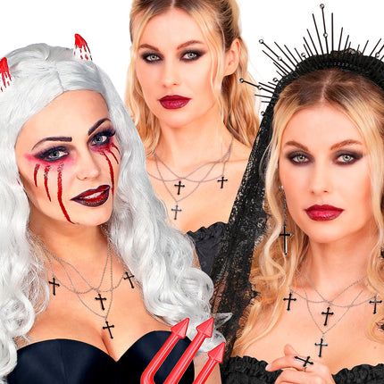 Drie dames dragen de zwarte kruisenketting bij een duivel- en gothic look op Halloween
