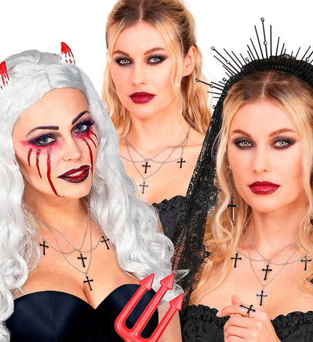 Drie dames dragen de zwarte kruisenketting bij een duivel- en gothic look op Halloween
