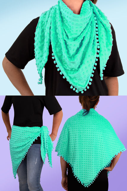 Driehoek sjaal Bubble turquoise gedragen om de nek en als omslagdoek over zwart shirt op een themafeest