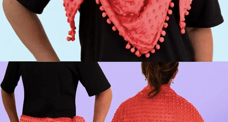 Driehoek sjaal rood gedragen om de nek, als heupdoek en als omslagdoek voor een verkleedfeest