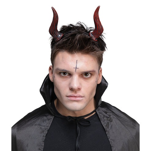 Duivelhoorn diadeem Ferluci met rood-zwarte gebogen hoorns, gedragen bij een zwarte capuchoncape op Halloween