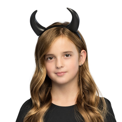 Duivelhoorntjes diadeem zwart op meisje bij zwarte trui, verkleedfeest