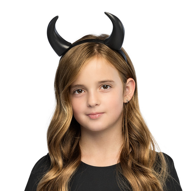 Duivelhoorntjes diadeem zwart op meisje bij zwarte trui, verkleedfeest