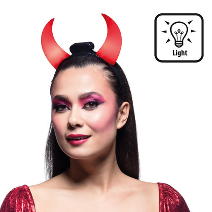 Duivelhoorntjes met verlichting rood op zwarte haarband, gedragen door vrouw met rode make-up voor Halloween