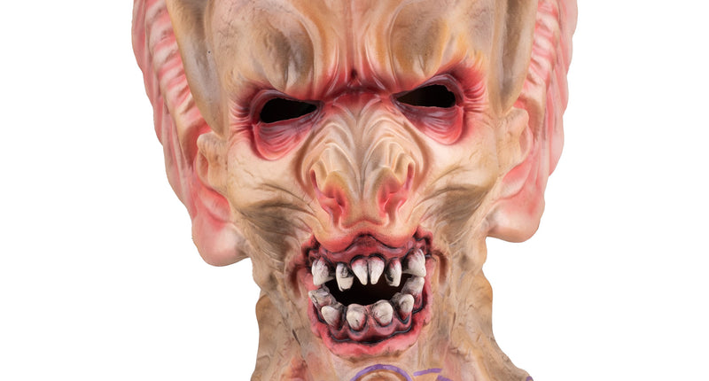 Duivels masker met grote gerimpelde horens, paarse aders en open muil met spitse tanden voor Halloween