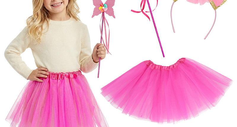 Eenhoorn verkleedset Fairylight roze met haarband, tulerok en vlinderstaf, gedragen door een meisje en los ernaast
