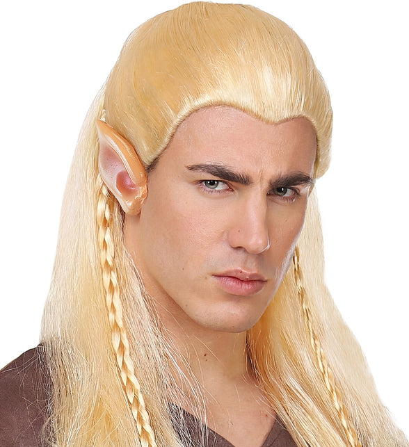 Elf oortje in detail langs blond lang haar, puntige bovenrand zichtbaar