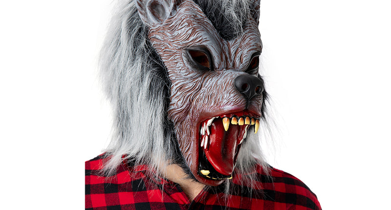 Eng weerwolf masker grijs met opengesperde muil en witte hoektanden, gedragen met ruithemd voor Halloween