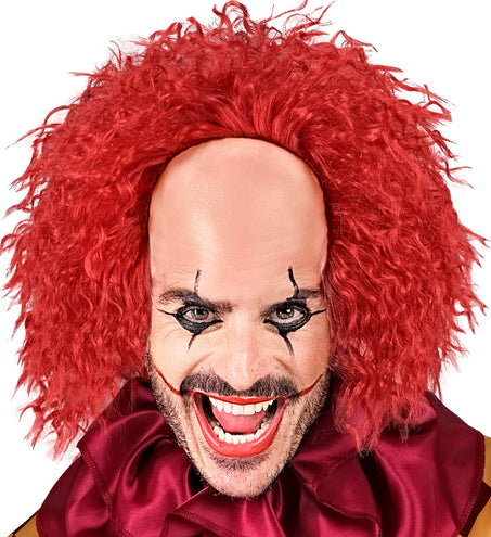 Enge clownspruik rood gedragen bij een horrorclownlook met zwarte oogschmink