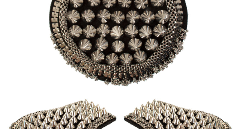 Epauletten met spikes zilver, twee zwarte schouderstukken met zilveren punten en kettingfranje