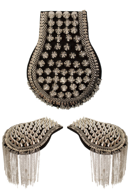 Epauletten met spikes zilver, twee zwarte schouderstukken met zilveren punten en kettingfranje