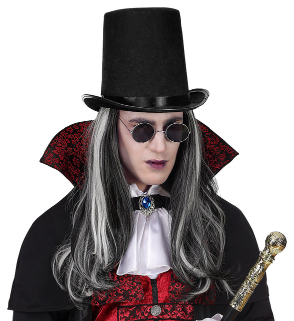 Extra hoge hoed vilt zwart bij een vampierlook met lange pruik voor Halloween