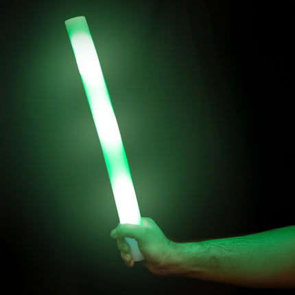 Foam stick led in groene stand, gloeiende staaf in een donkere ruimte