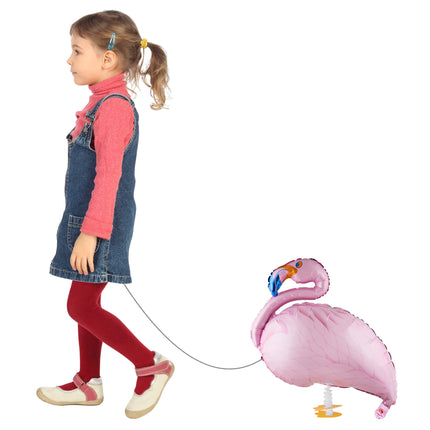 Folieballon wandelende flamingo aan een koord achter een kind, als loopballon voor een kinderfeestje