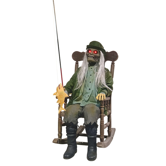 Freddy animatronic met rood oplichtende ogen en groene jas, zittend in bruine schommelstoel