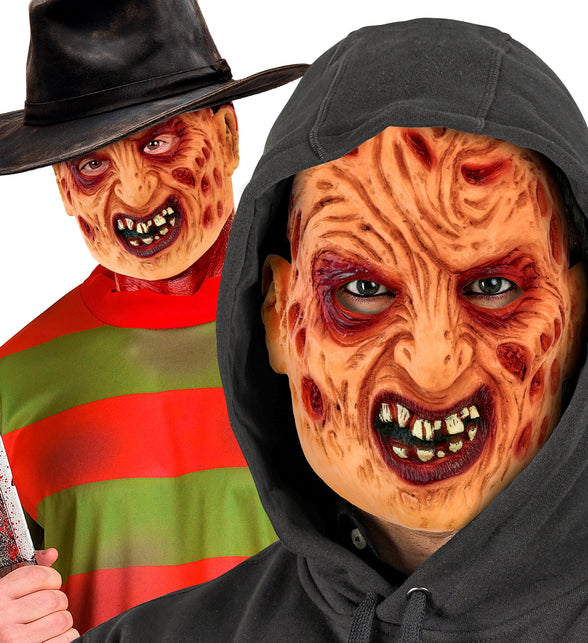 Freddy latex masker gedragen onder zwarte capuchon en onder bruine hoed, Halloween heren