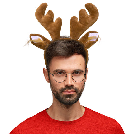Rendier haarband bruin gedragen door een man met ronde bril, voor een kerstborrel