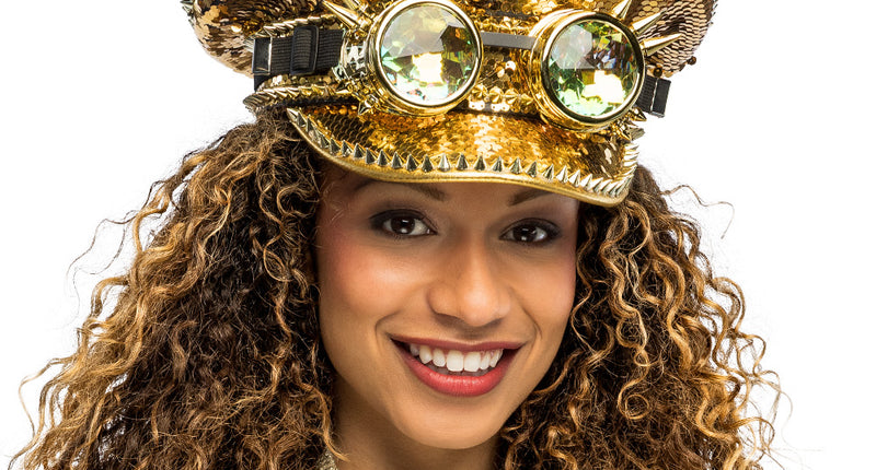 Galactic festival pet met pailletten en partybril met facetglazen, op het hoofd gedragen voor een festival