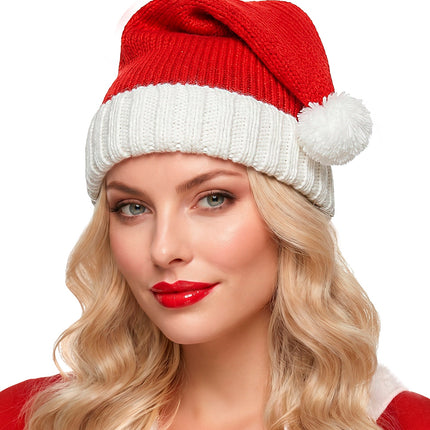 Gebreide kerstmuts op dame, witte boord omgeslagen boven de wenkbrauwen