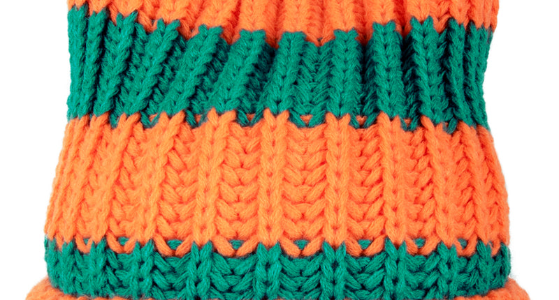 Gebreide wintermuts Tilburg Kruikenstad met oranje en groene banen en brede omslagrand voor carnaval