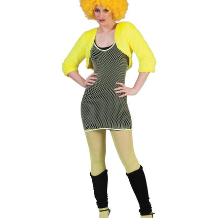 Geel netjurkje gedragen over een zwarte top, met smalle schouderbandjes, voor een jaren 80-feest