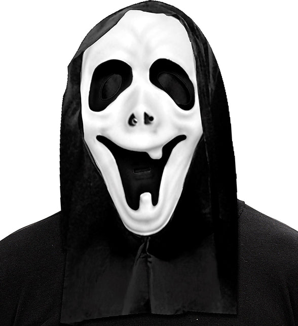 Geestmasker met kap gedragen door een model in zwarte kleding, kap tot over de schouders