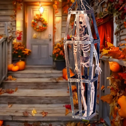 Gekooid skelet hangend aan een veranda met pompoenen en herfstbladeren voor Halloween