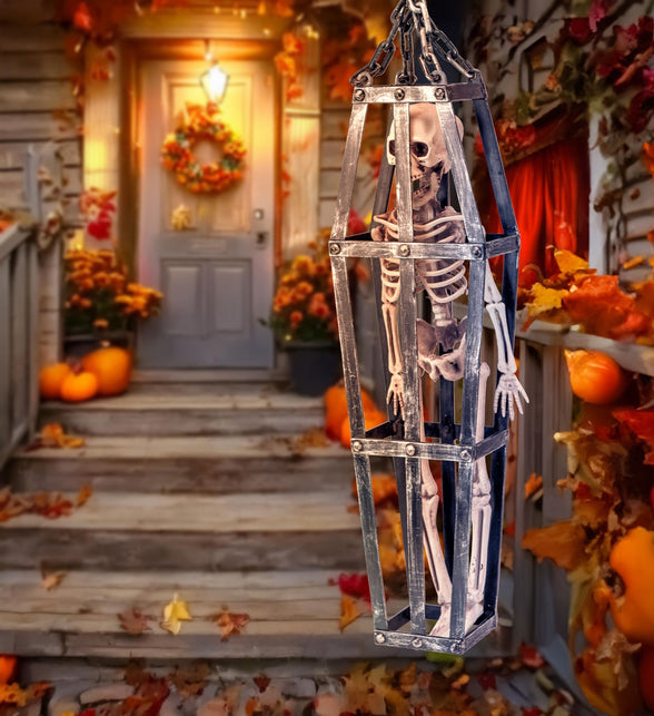 Gekooid skelet hangend aan een veranda met pompoenen en herfstbladeren voor Halloween