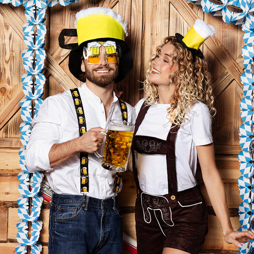Gele bierpulhoed met zwarte rand gedragen bij wit hemd en bretels tijdens een bierfeest