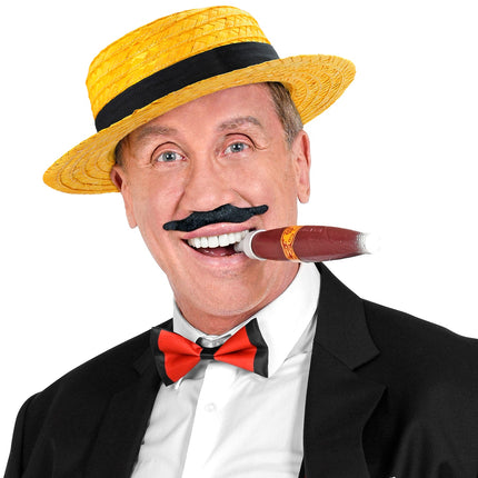 Gele chevalier hoed met zwarte band bij herenlook met zwarte snor en vlinderdas