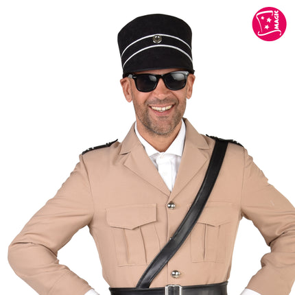 Gendarme pet zwart met zilveren biezen en knoop op het front, gedragen op een themafeest