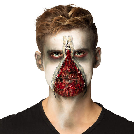Geschminkte ritswond op het gezicht met rood nepbloed en bleekwitte huid voor een Halloween zombielook