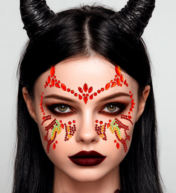 Gezichtsdecoratie duivel Isa op het gezicht bij donkere oogmake-up en bordeauxrode lippen voor Halloween