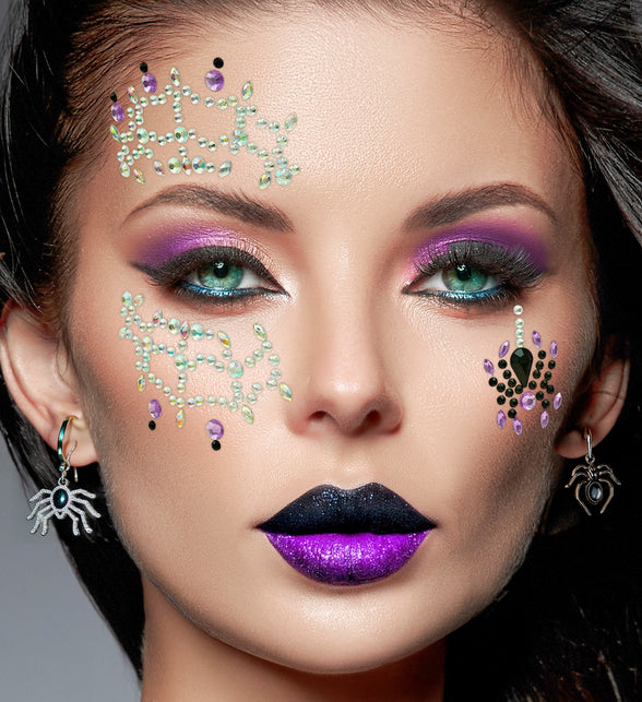 Gezichtsdecoratie spinnenweb en spin Evae op het gezicht bij paarse oogmake-up voor Halloween