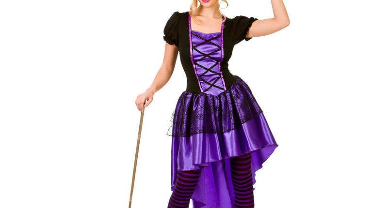 Glamoureuze heks met paars-zwarte jurk, vetersluiting en zwarte punthoed voor Halloween