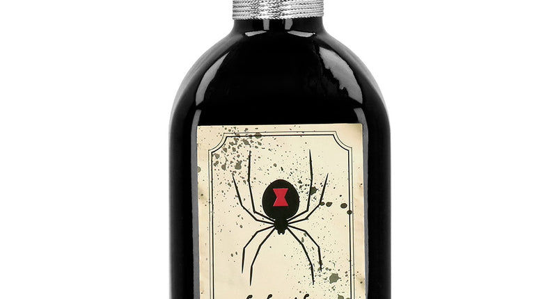 Glazen flesje Black widow venom, zwart met spinnenetiket en zilverkoord om de hals, halloweendecoratie