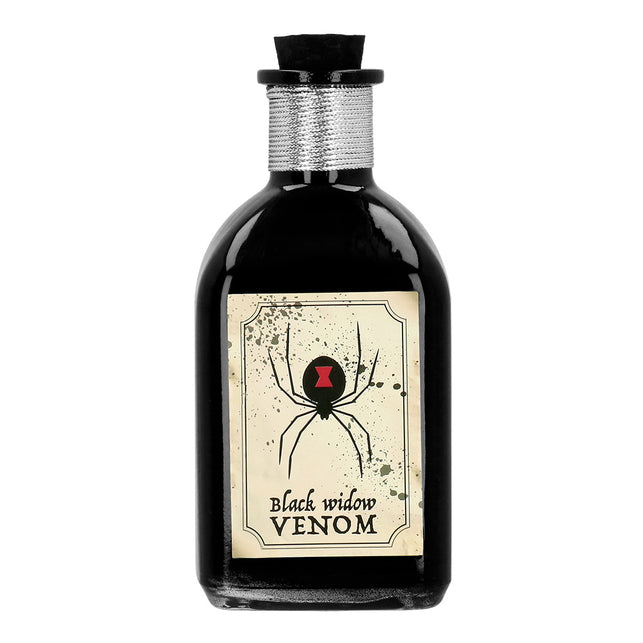 Glazen flesje Black widow venom, zwart met spinnenetiket en zilverkoord om de hals, halloweendecoratie