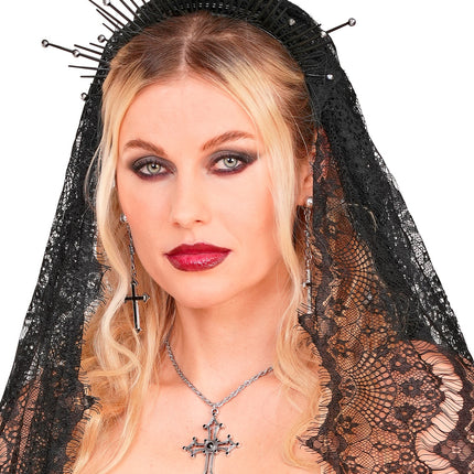 Gothic kruisketting zwart op decolleté bij zwarte kanten sluier