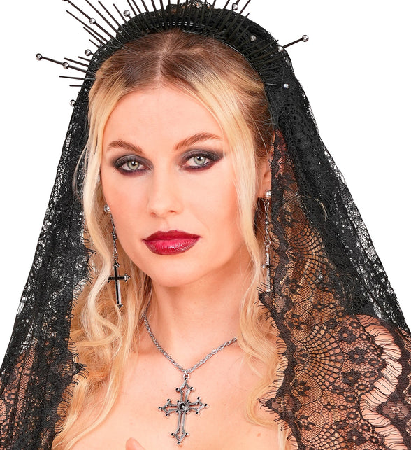 Gothic kruisketting zwart op decolleté bij zwarte kanten sluier