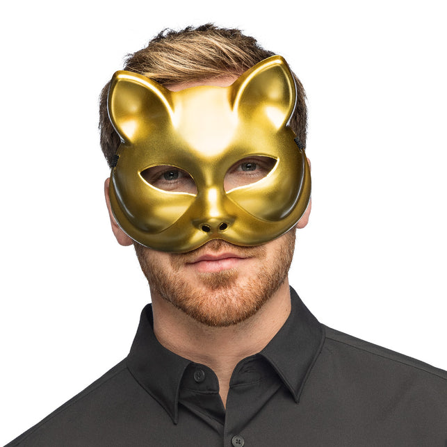 Gouden katmasker gedragen op het gezicht, mond en kin blijven vrij, voor een gemaskerd bal